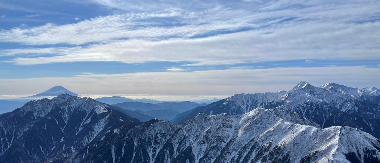 左に富士山、右に北岳と間ノ岳が見えます。